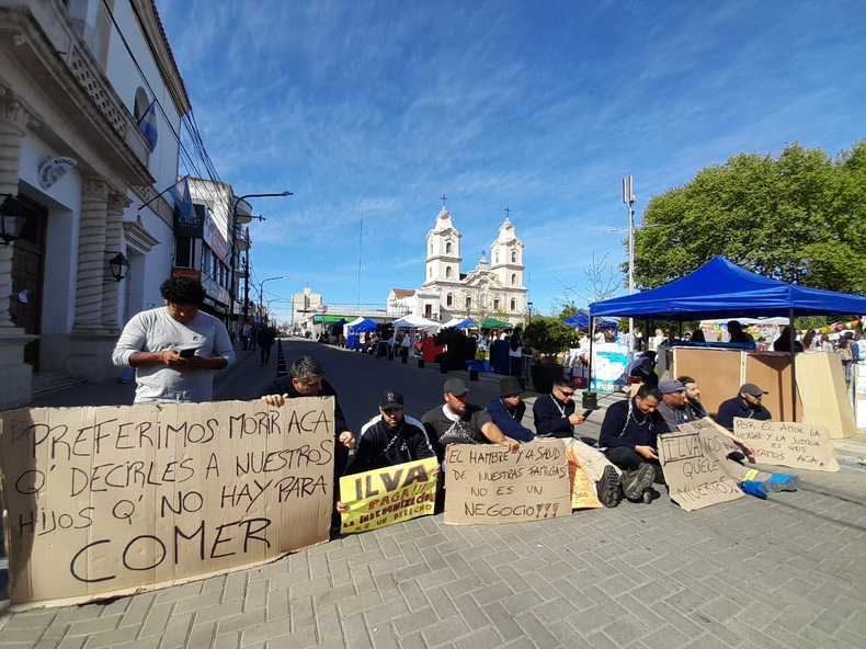 Trabajadores de ILVA se encadenaron este lunes en el centro de Pilar para visibilizar la situación de los despidos.