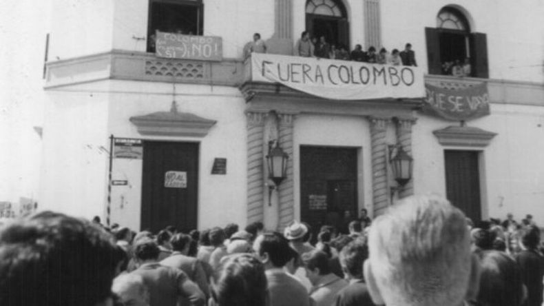 TESTIMONIO FOTOGRÁFICO. Las banderas en repudio a Colombo, en el Municipio tomado (archivo José Domenech)..