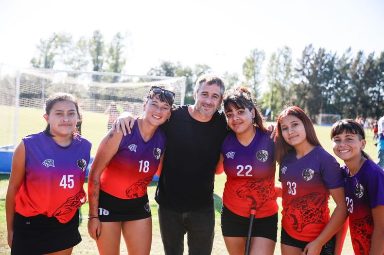 Achával posa con parte de las integrantes de uno de los equipos de la Liga Municipal.