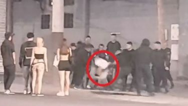 La víctima (de ropa clara) es atacada por varias personas..