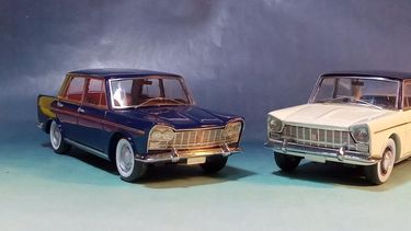 Fiat 2300 y Fiat 1800 en escala 1/43, dos de las obras de Pablo Leonardi.&nbsp;