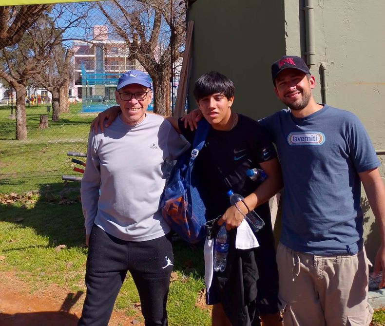 CAMPEÓN REGIONAL. Thiago Romero (centro) consiguió la clasificación a la final Provincial.