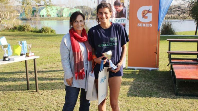 MVP. Valentina Igich, del Instituto Río de la Plata de Buenos Aires, campeón de la Copa USAL 2017, fue elegida la me-jor jugadora del torneo por los árbitros. La alumna posa enla foto con todos los premios..