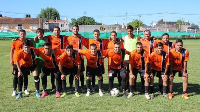 DEBUT. El equipo de Manzánicos, que derrotó 1-0 a Pilarica..