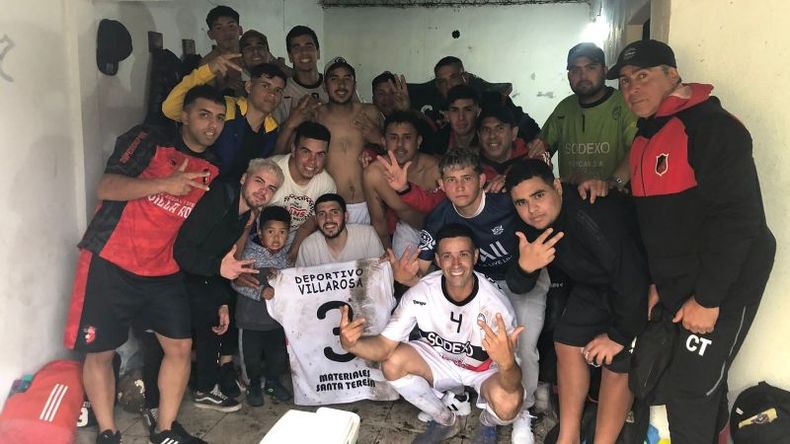 PELEA. Los jugadores de Villa Rosa festejaron la goleada en el vestuario..