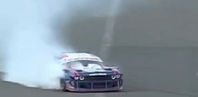El Challenger de Vázquez sufrió la rotura de la manguera de aceite de su motor.