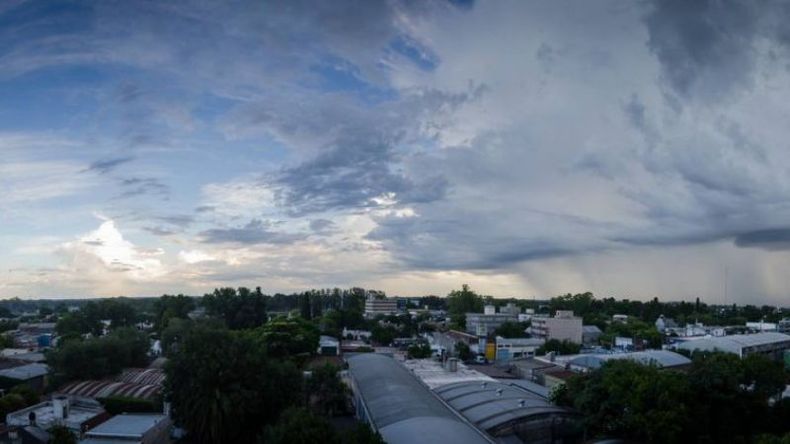Así llovía sobre Pilar esta mañana. Foto de Diego Kuiper..
