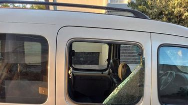 En una semana y media han roto vidrios y robado cinco autos, todos en Lorenzo López y Battaglia. Llamás a la comisaría de Pilar y dicen que ellos no pueden hacer nada. El teniente Gómez dice que eso le corresponde al Comando de Patrulla. Llamé 12 veces al Comando de Patrulla y no atienden. El 911 dice que le corresponde a la comisaría. Cuestión que nadie se hace cargo de nada. No hay policías en el centro. Todo liberado. La policía de Pilar brilla por su ausencia. Cintia Trindade.