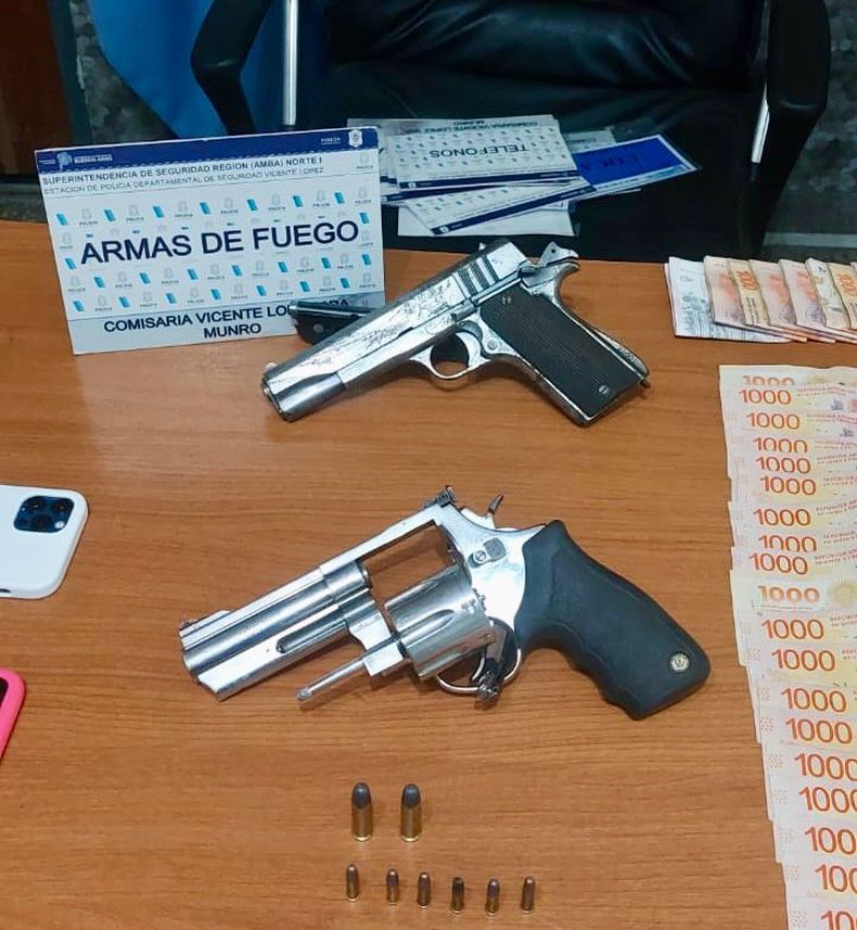 La policía incautó armas en poder de los dos detenidos.&nbsp;