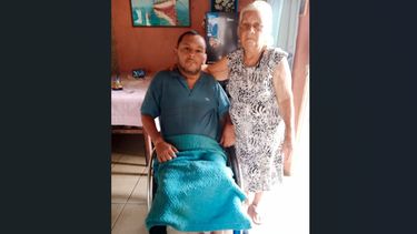 Josué y su madre, en Venezuela con la nueva silla de ruedas. Josué y su madre, en Venezuela con la nueva silla de ruedas.