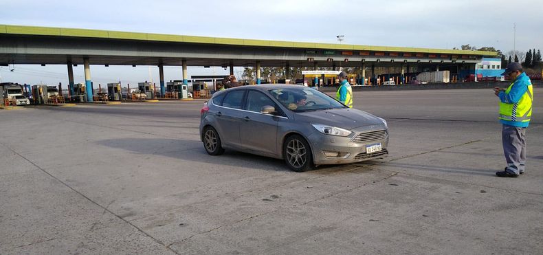 Agentes de la ANSV realizaron un operativo en el peaje Larena, en el kilómetro 66 de la Ruta Nacional N°8. Con el acompañamiento de Gendarmería Nacional controlaron documentación e hicieron alcoholemias. Más control es más #SeguridadVial. Seguridad Vial / @InfoSegVial. &nbsp;