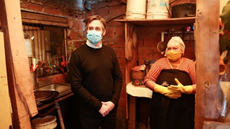 SOLIDARIDAD. Achával visitó hoy a vecinas que ayudan en sus barrios..