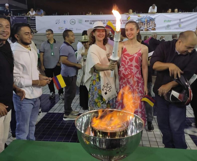 Candela Francisco en el Relevo de la Antorcha FIDE 100 como campeona mundial juvenil junto a Dana Reizniece-Ozola.