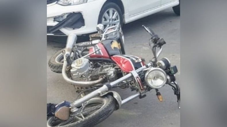 El conductor de la motocicleta sufrió politraumatismos y tuvo que ser hospitalizado. Foto @juancaimpacto. .
