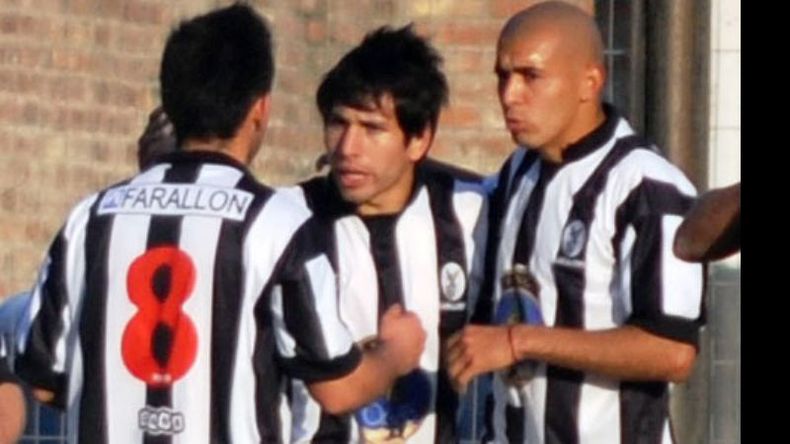 Torres (centro) viene de marcar un gol en el empate con Tristán Suárez..