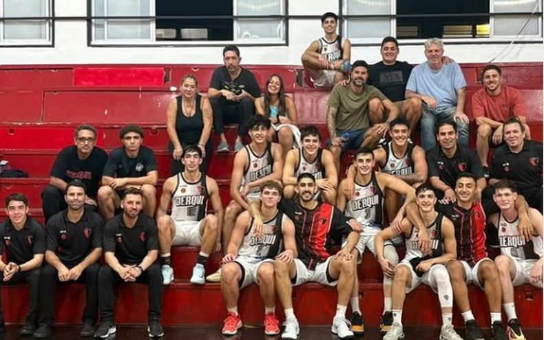 Derqui celebrando en la tribuna de Morón.