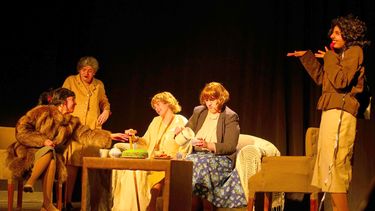 ¡Doble chance de risas en el Teatro Municipal Ángel Alonso! Compartimos la función de Aquí y Ahora Teatro y su espectáculo “Amenazados”, que ofreció en continuado las obras “Tercero Incluido” y “Mujeres Jubilosas”, siempre con la comedia como denominador común. Nos alegra ver nuestra sala llena, recibiendo a tantos vecinos para disfrutar el talento de nuestros elencos locales. Subsecretaría de Cultura Pilar.