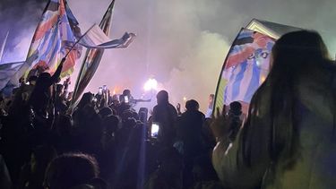 Los hinchas de Racing coparon la entrada del Hotel Hilton Pilar.