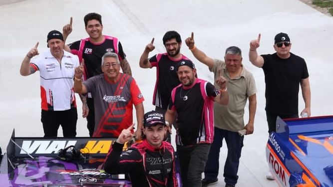 NÚMERO 1. Nico Jaime junto al Galarza Racing festeja tras ganar la etapa regular.