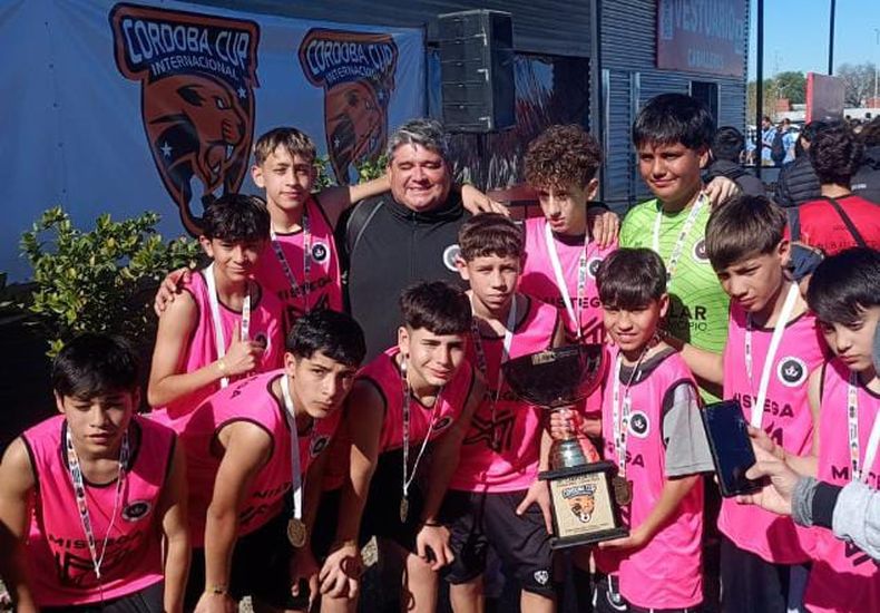 CAMPEONES. Los chicos de la división 2012 B de Real Pilar con las medallas y la Copa de Oro.