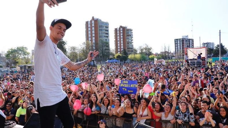 BRIAN LANZELLOTA. El ex Gran Hermano y su selfie con el público..