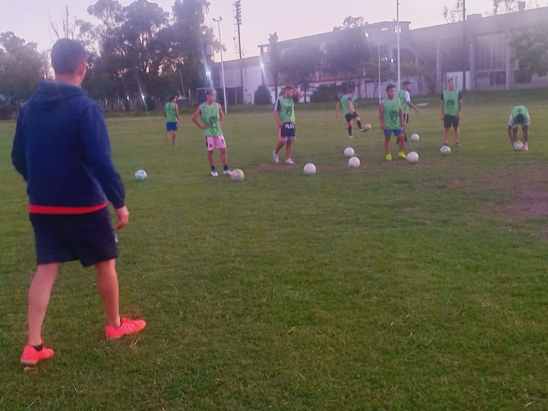 El plantel de 11 de Febrero entrena en el polideportivo de Pilar.