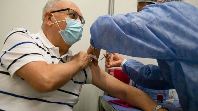 Los mayores de 50 que hayan recibido Sinopharm pueden recibir la quinta dosis sin turno previo. .