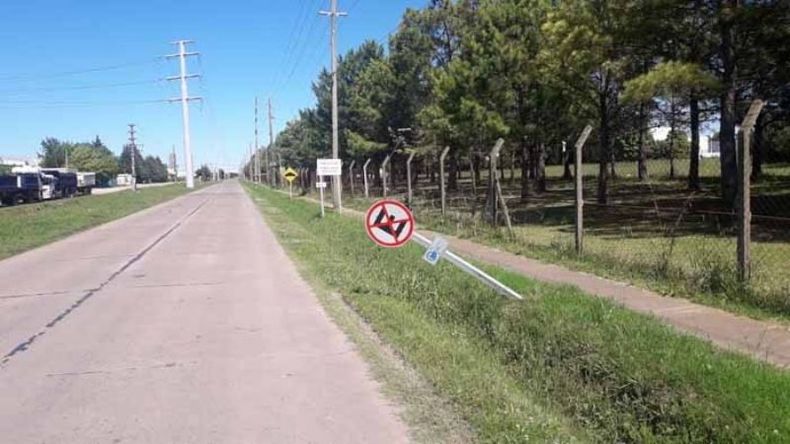 ATAQUES. Semáforos, carteles y reductores de velocidad, vandalizados. .