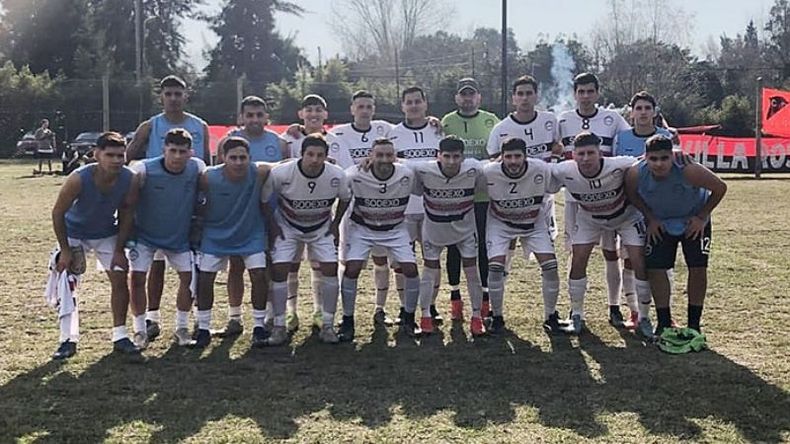 FIESTA DE GOLES. Villa Rosa posa con la hincha de fondo..
