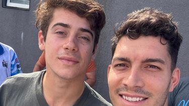 COLEGAS. El corredor local Nicolás Vázquez no perdió la oportunidad y se sacó la foto con Colapinto.