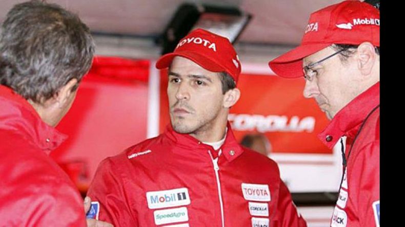 Rossi analiza con el equipo la estrategia para la clasificación de hoy..