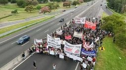 Trabajadores de Fate cortaron la Panamericana durante 40 minutos. Trabajadores de Fate cortaron la Panamericana durante 40 minutos.