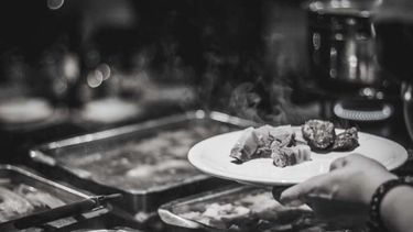 TRADICION. Comer puchero en Tinto y Soda, un ritual que lleva 21 años. .