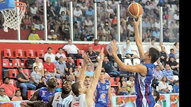 Con 21 puntos, Treise fue el goleador de Quimsa..