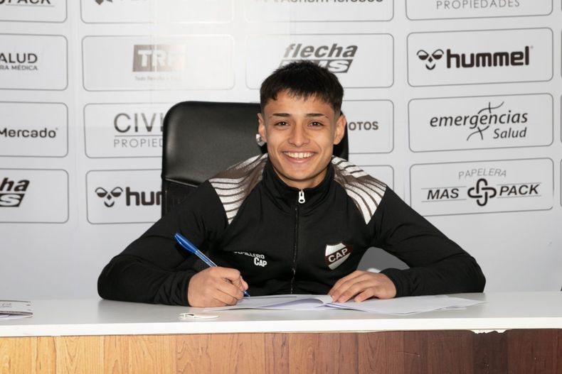 FELICIDAD. Ramírez firma su primer contrato con Platense.