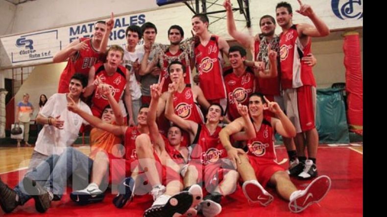 El festejo de los chicos de Sportivo, los mejores de la temporada en la liga zarateña..