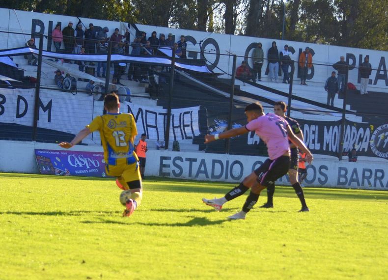 Eloy Rodríguez la manda al fondo del arco para el 3-0 de Real Pilar.&nbsp;&nbsp;