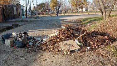 Así está la calle Pacheco en Presidente Derqui. Cansados de la gente que pasa y como ve basura tira más. Números de reclamos tenemos muchos. Lo que NO tenemos es SOLUCIÓN. #Pilar. Monica Henriques / @MonikHenriques.