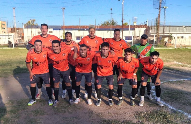 EQUIPO. Zelaya ganó en Zárate y en semifinales jugarácon Atlético Roberts de Lincoln.