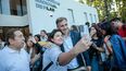 FESTEJO. Federico Achával, con los alumnos, durante la inauguración del edificio propio de la Universidad, construido por el Municipio.