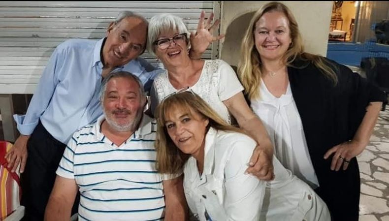 FAMILIA. Martha Piccolo junto a Tono Aon y sus tres hijos: Germán, Silvia y Cristina.