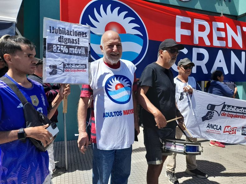 Néstor Sito (centro), uno de los organizadores de la protesta en PAMI Pilar.
