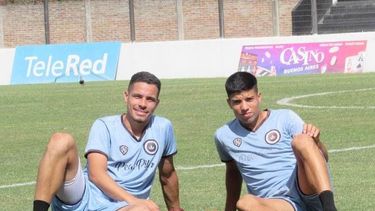 EN EL ESTADIO. Rodríguez Silva y Gonzalo Coronel distendidos tras la práctica de ayer.