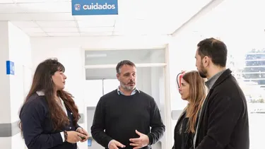 RECORRIDA. Los funcionarios, en el Centro de Atención Primaria de la Salud de Villa Lujan.