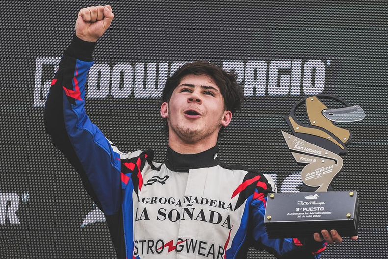 El festejo de Elías Vázquez en el podio del autódromo de San Nicolás.