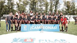 CAMPEONAS. Las Katanes FC posan con las medallas y trofeo junto al intendente.