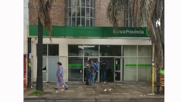 RESISTE. Los delvisenses quieren evitar que el Banco Provincia sea mudado. .