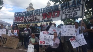 Los exalumnos se manifestaron este domingo en la plaza 12 de Octubre..