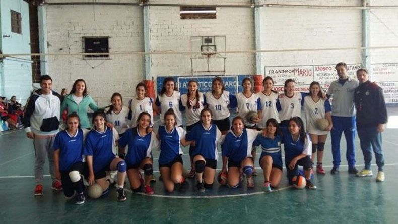 TODAS JUNTAS. Las Cadetes de Latinoamérica y Muni Pilar; las derquinas se impusieron 2-1 en la final y clasificaron al Regional..