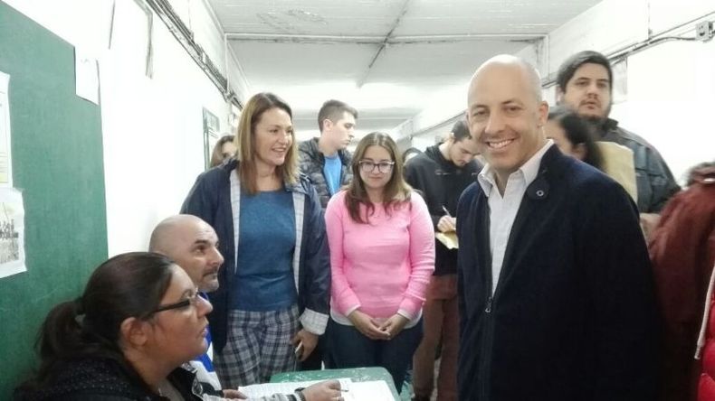 EN LA MEDIA 8. Ducoté votó acompañado de Campagnoli y Bortule. .